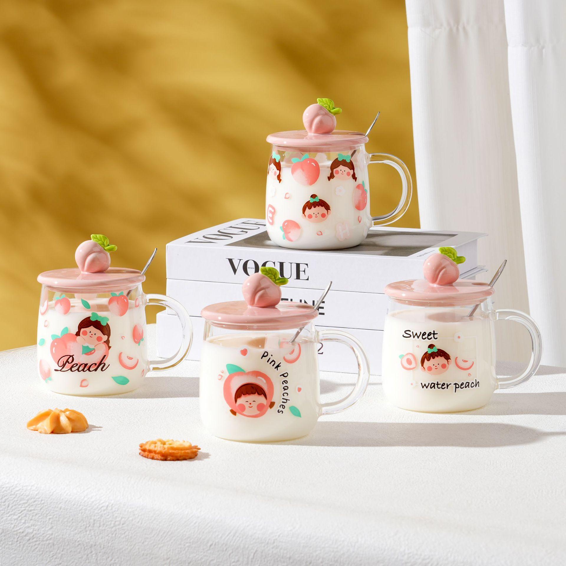 

Маленькая чашка для подарка для девочки, стеклянная чашка, персик с крышкой и ложкой, из высокоборосиликатного стекла, офисная, мультяшная, милая чашка для воды, креативная чашка с индивидуальностью 500ML