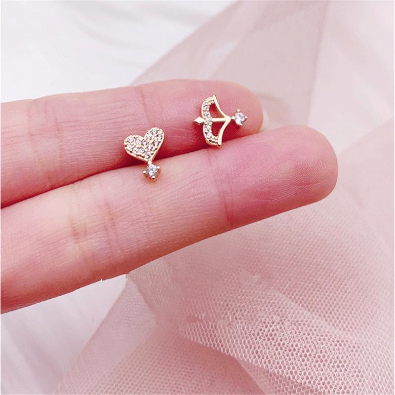 Asymetryczne kolczyki sztyfty serce i strzała - Minimalistyczny styl dla kobiet