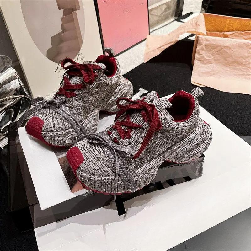 2025 Damen Ins Super Fire Strass Voll Diamant Riemen Lässige Burgunder Nische Design Hübsche Plateau-Sneakers Papa-Schuhe