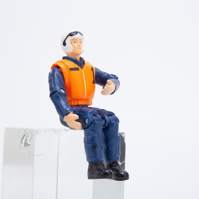 1/18 Scale Pilot Figure Model, 9CM Joint Movable Pilot Figure with Authentic Pilot Attire Gift for Adult Kids