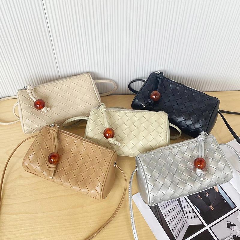 Simple Small Bag Women's New Versatile Shoulder Messenger Bag Women's Woven Leather Women's Bag Mobile Phone Bag