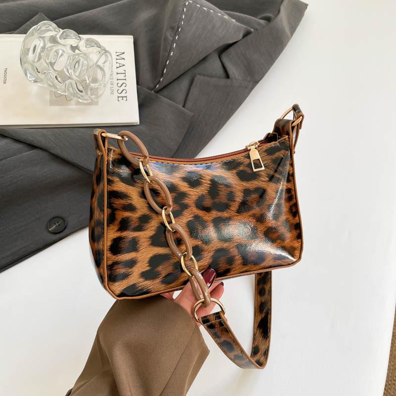 Niche design bags are popular in autumn, new fashion shoulder underarm bags, trendy fashion leopard print handheld women's bags
