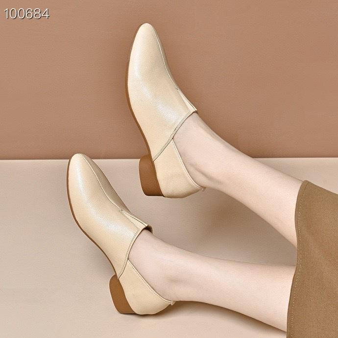

Short boots for women in the autumn of 2026 pointed pointed and fine heeled leather high heels for women 34 бежевый