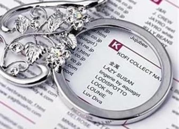 Magnifying Glass Pendant Necklace with Sparkling Rhinestones and Luxury Floral Openwork Pattern (Gold)