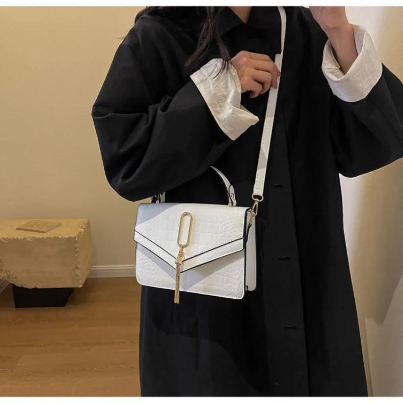 Monochromatic shoulder bag with tassel simple Western style square bag portable bag small bag