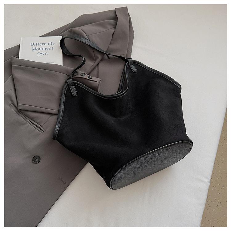 

Korean version of the new suede vegetable basket bucket bag commuting large-capacity niche design contrasting color shoulder tote bag