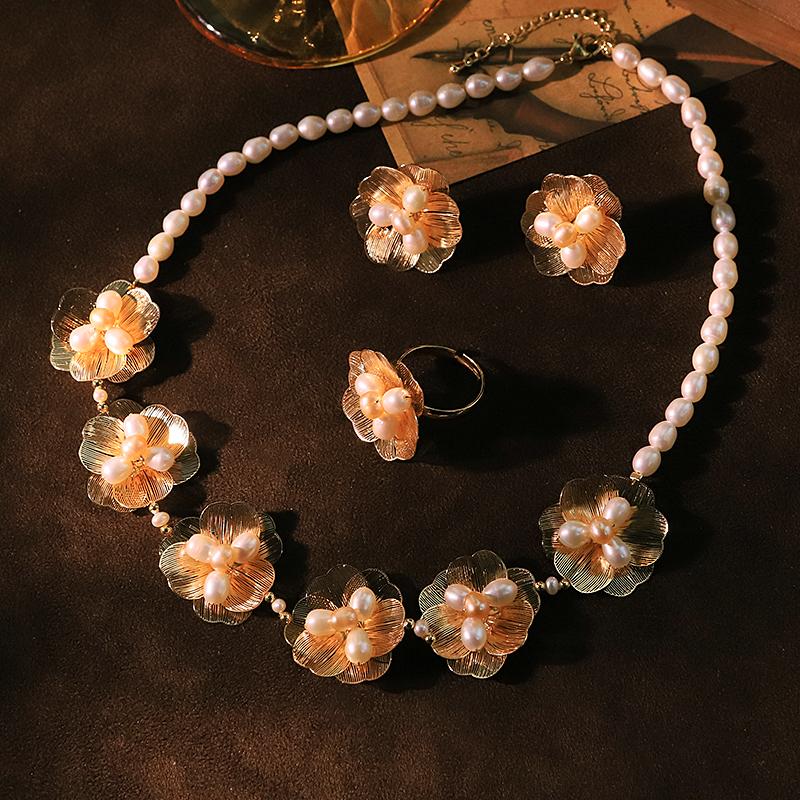

Natural Pearl Copper Gold-Plated Flower Necklace Earrings Ring Set Luxurious Design Set Banquet Wedding Women s Jewelry GS0225