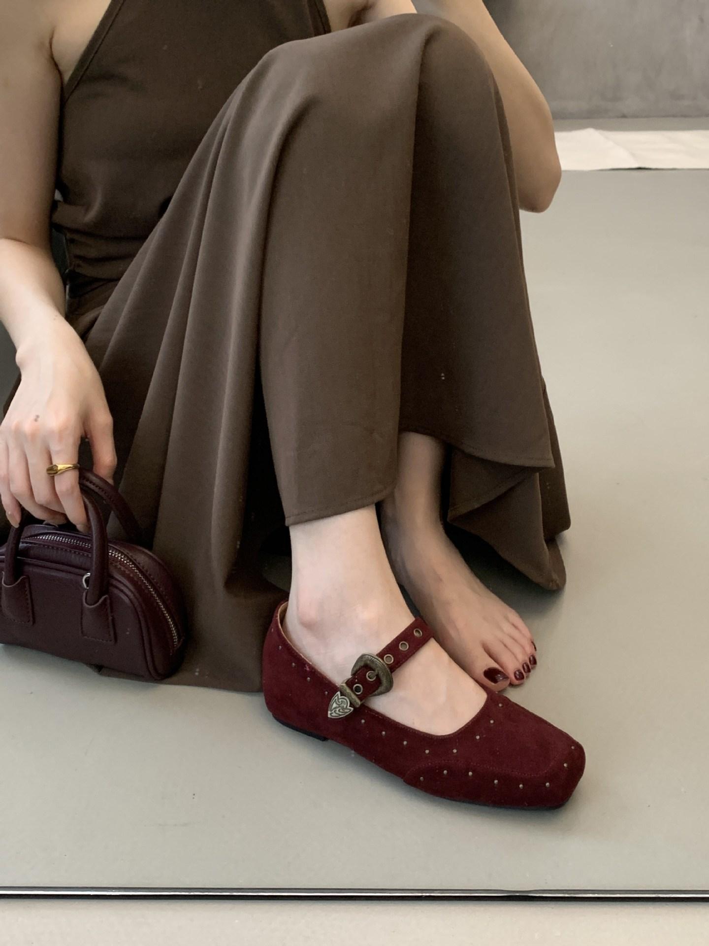 

French square head shallow mouth rivet single shoes 2025 autumn new one-word buckle inner increase 2cm women s shoes 39 бордовый