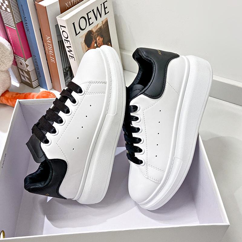 2025 McQueen Übergröße Weiße Sneaker für Damen & Herren - Trendige, höhenverstellende, lässige Sportschuhe für Paare & Studenten.
