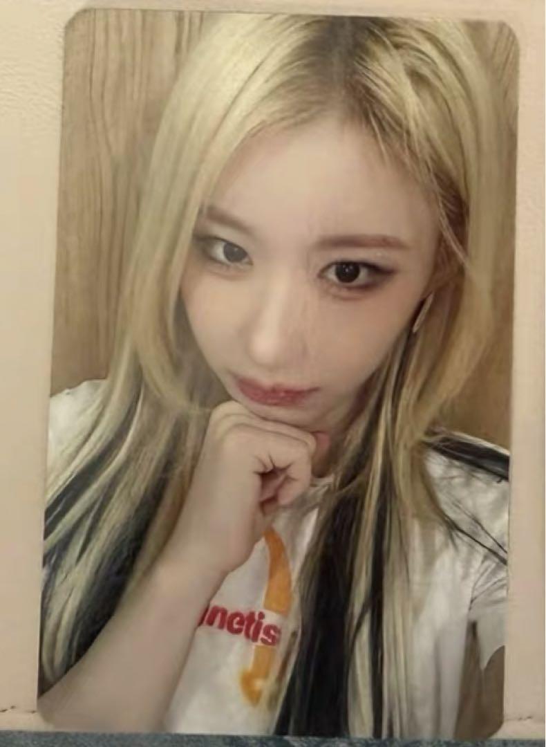 

[USED] itzy GOLD makestar China Shanghai Winner Exclusive Trading Card Chaeryeong