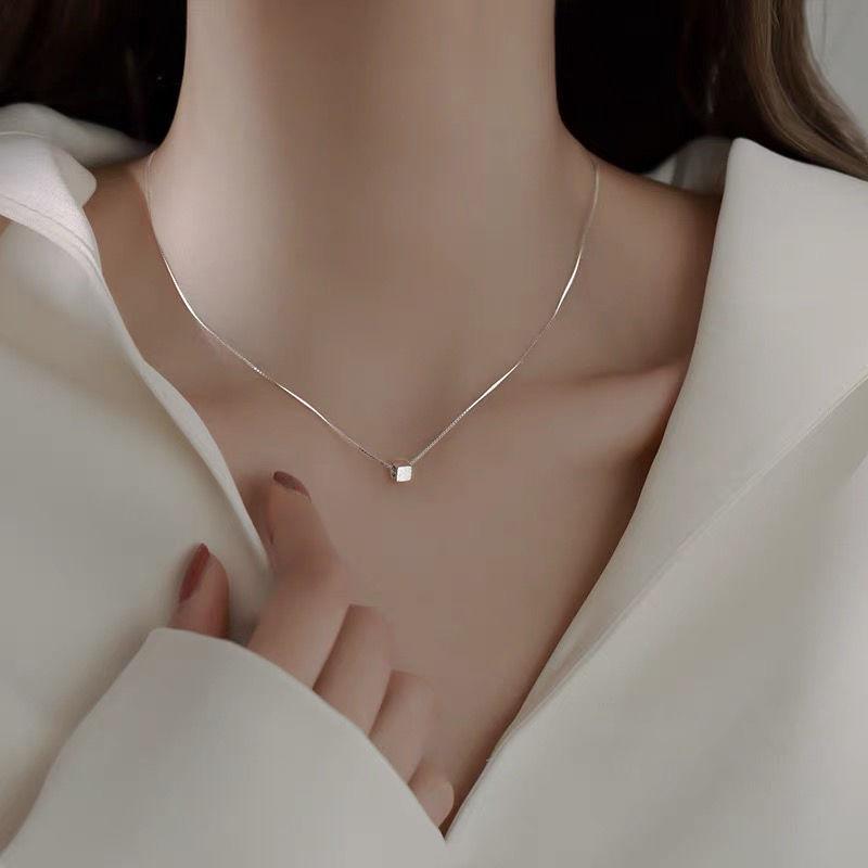 Square Necklace Fashionable and stylish necklace, collar, women's charm, transparent pendant necklace, party jewelry gift