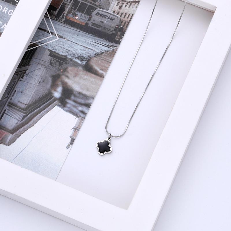 

Women s Four-Leaf Clover Titanium Steel Clavicle Necklace - Elegant, Versatile Pendant