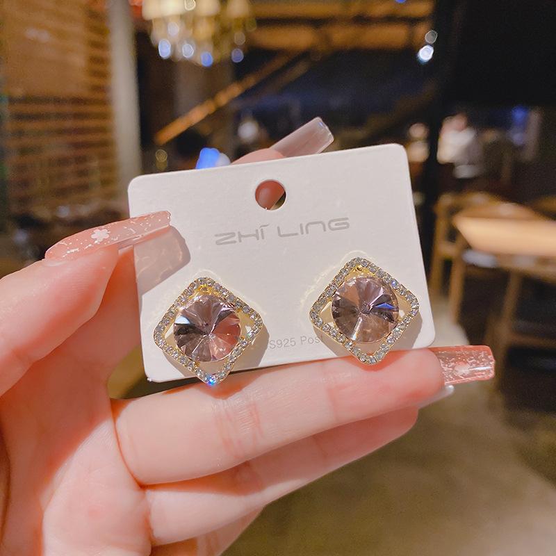 Stylish and simple square high-end stud earrings, women's geometric versatile temperament earrings, elegant and atmospheric earrings.