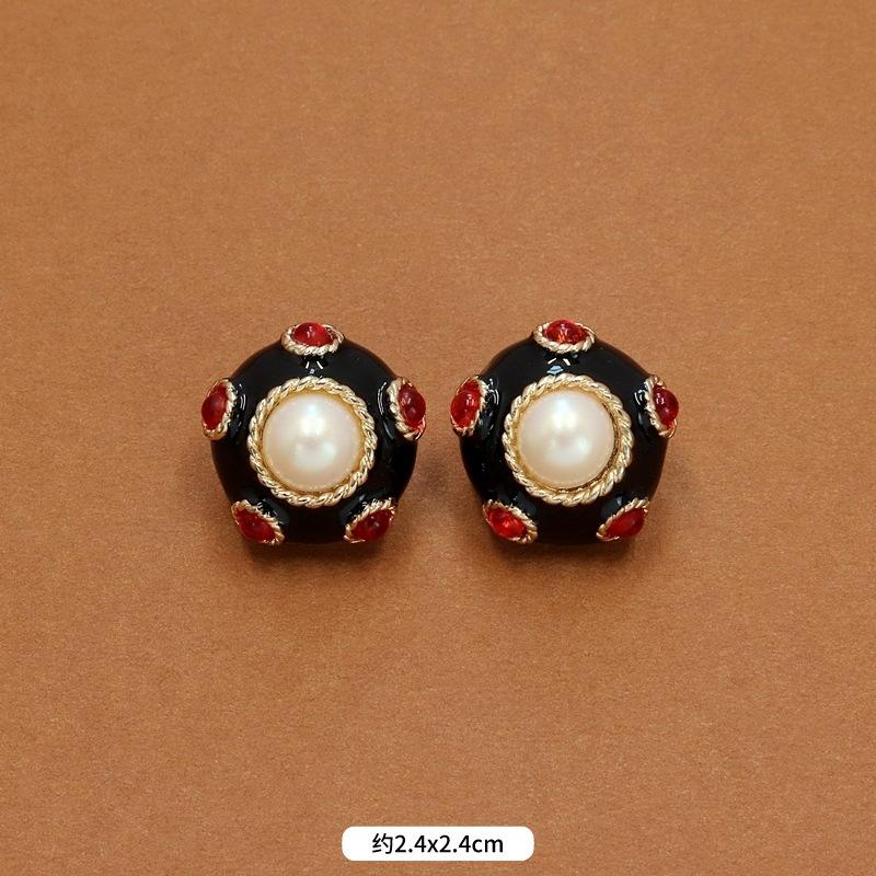 Autumn and winter niche French retro court enamel stud earrings femininity fashionable personality exaggerated Hong Kong style small fragrant ear
