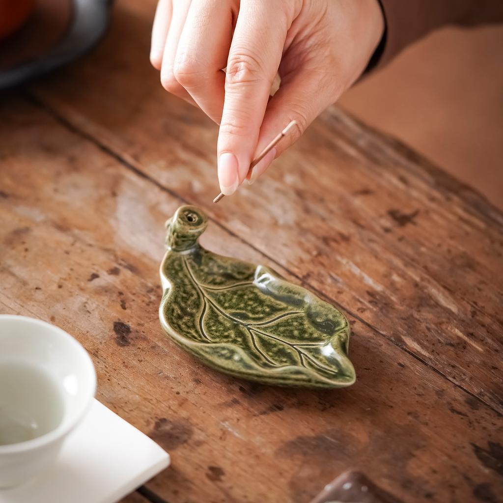 Keramik-Räucherstäbchenhalter in Lotusblatt-Form, Zen-Dekor Blatt-Räucherstövchen, Räuchergefäß für Innenräume für Meditationsraum