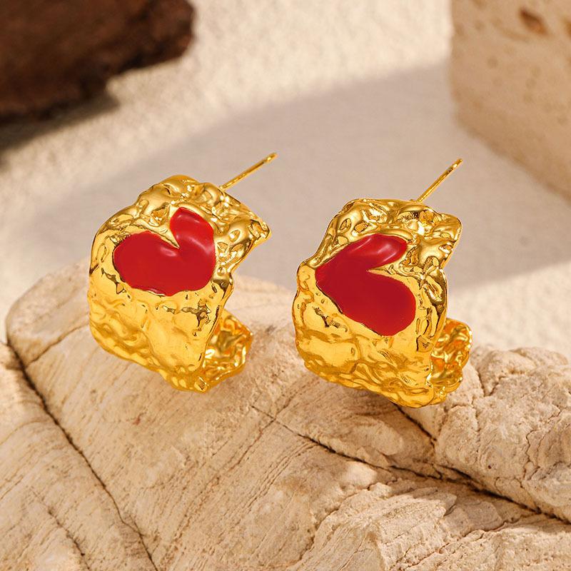 New heart-shaped titanium steel earrings, retro high-end sense, light luxury and non-fading 18k gold stainless steel stud earrings.