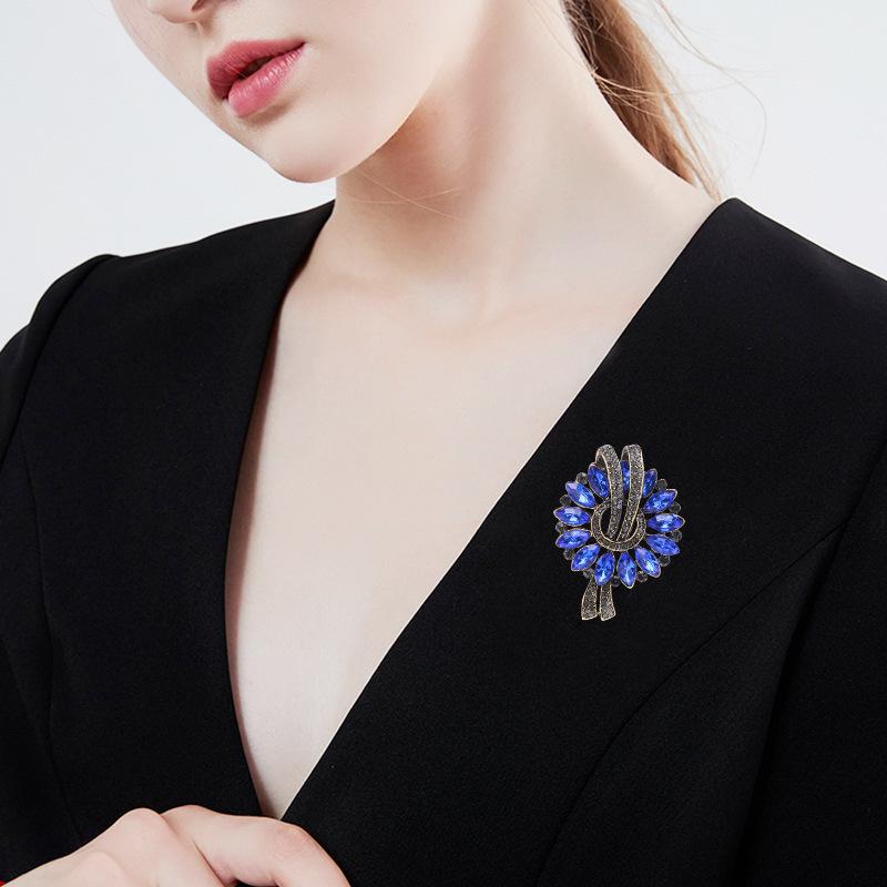 High-end vintage elegant small crystal brooch, fashionable suit jacket, sweater, collar brooch, anti-exposure accessory