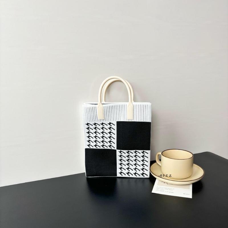 New large-capacity knitted bag, mobile phone bag, niche shoulder messenger bag, high-end, cartoon fashion handbag.