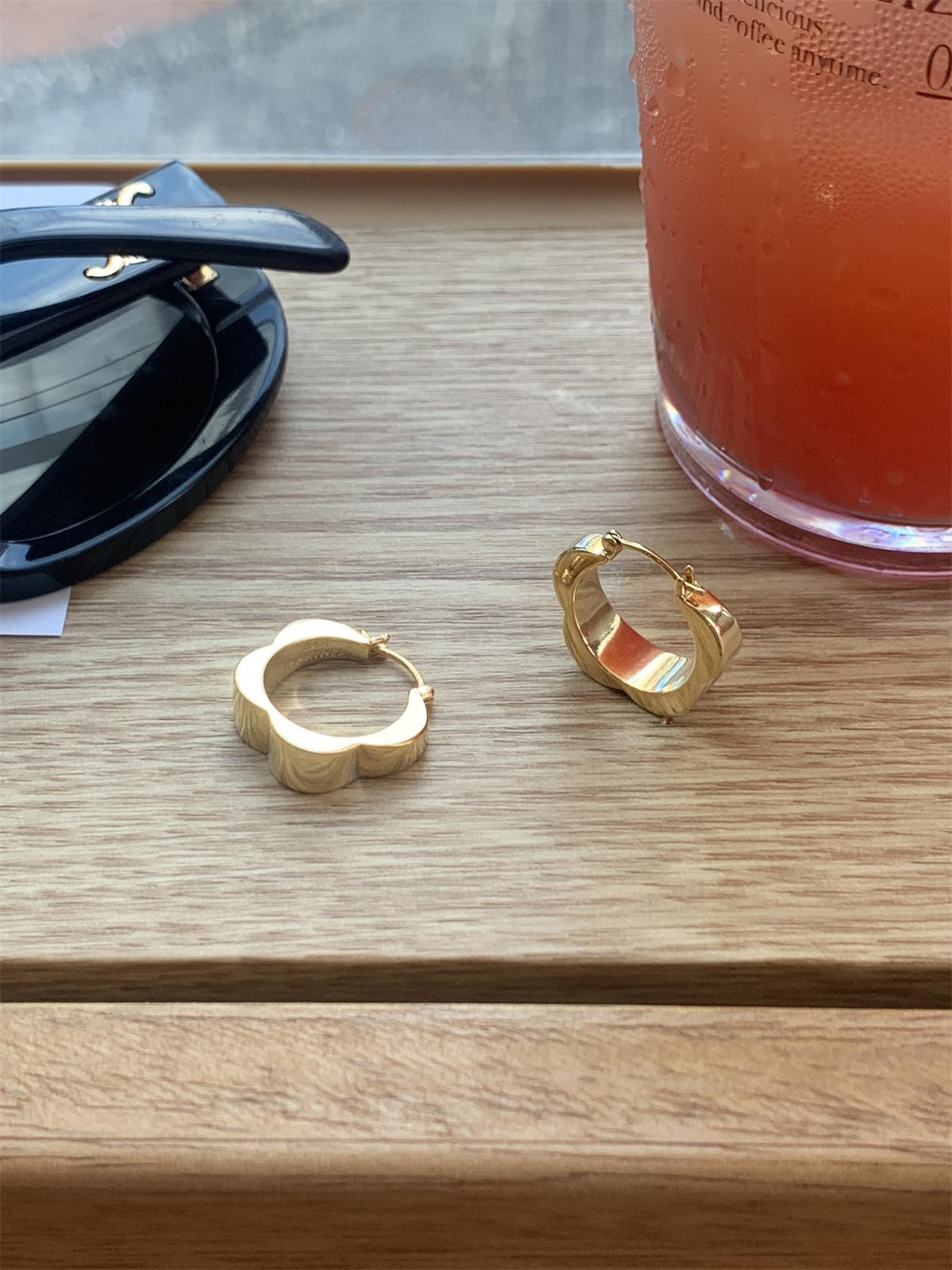 

925 Silver Needle Plain Ring Earrings Women s Exquisite Fashion Premium Sense Wave Flower Earrings Light Luxury Versatile Simple New 925 silver needle