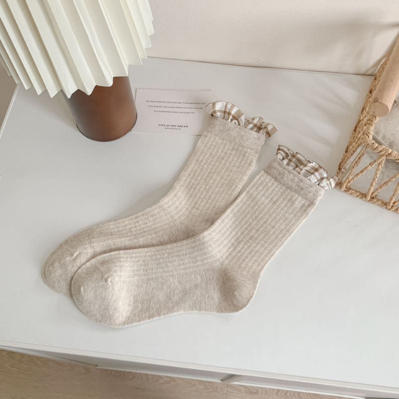 

«Носочная девушка» весной и летом отличается ретро-стилем с отделкой «черные грибы», балетным стилем и обилием модных чулок до бедра. 1 pair