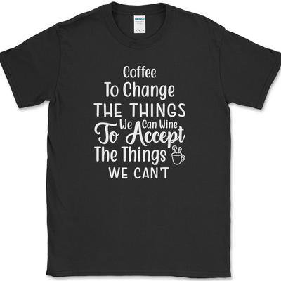 Kaffee, um die Dinge zu ändern, die wir können T-Shirt Lustiges Koffein Büro Text T-Shirt