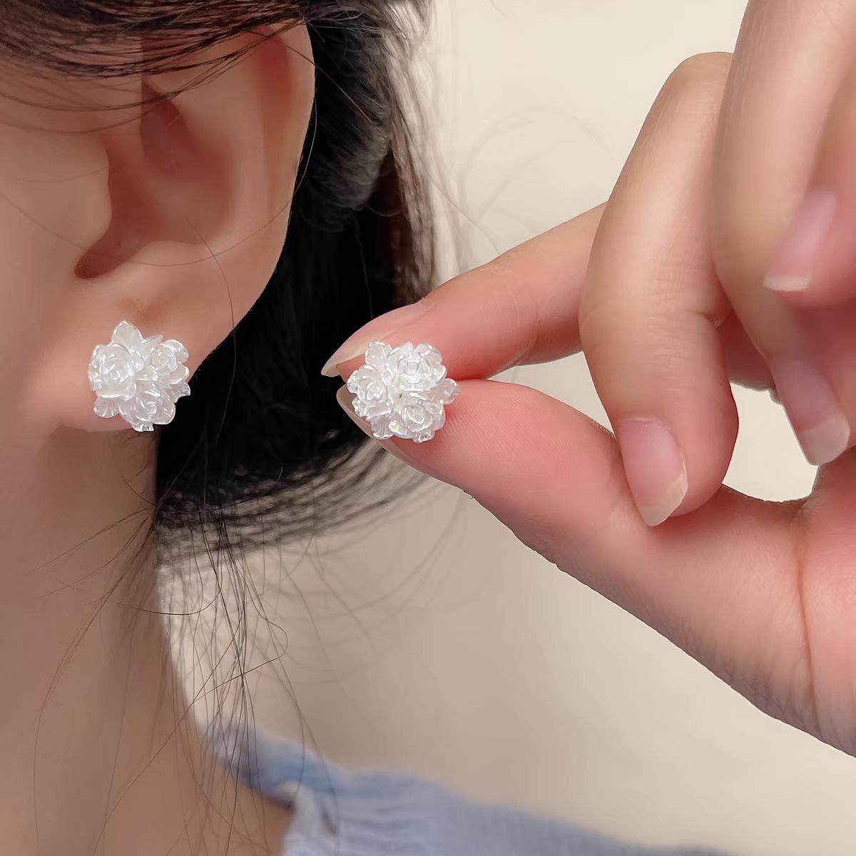 

Серебряные серьги-пусеты с белыми цветами камелии: Элегантный корейский стиль, универсальный высококлассный модный аксессуар для женщин.