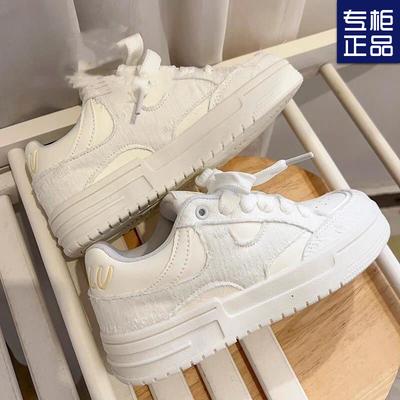 2025 nueva primavera y otoño explosión super fuego suela gruesa realzante zapatos blancos pequeños zapatos muffin de mujer zapatos casuales deportivos de tabla