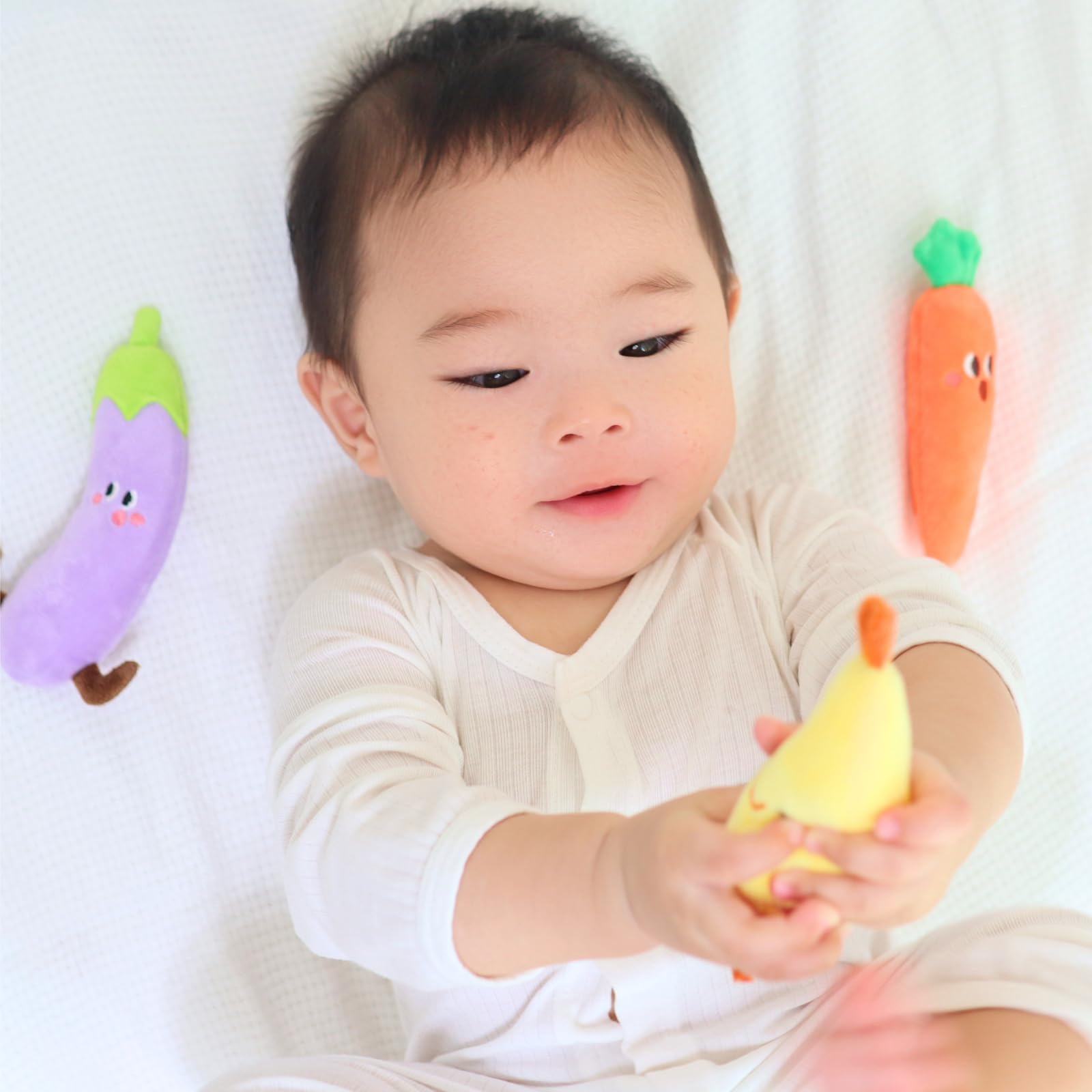 

Moro Reflex Reduction Squeeze ToyMade in Japan: Baby Toy for 0 Months and Newborns, Ultra-Lightweight, Gift [WashableBPA-Free] (Eggplant & Carrot)