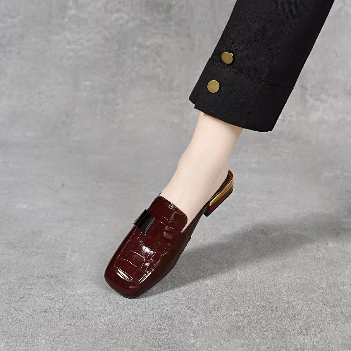 

Тапочки Baotou, женская верхняя одежда 2025 года, европейский и американский стиль, квадратный носок, низкий каблук, плоская подошва, сандалии из коровьей кожи, квадратная пряжка, ленивые лоферы 38 бордовый