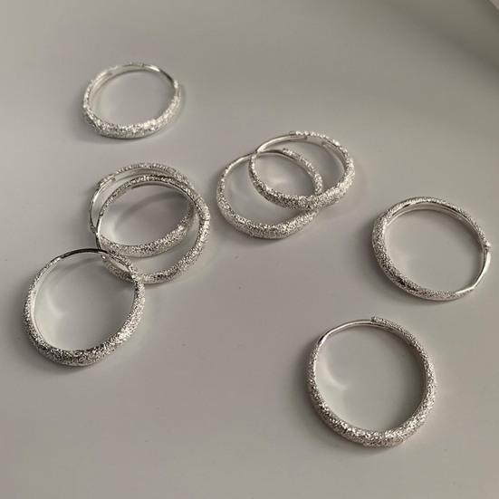 1 Pair Women Huggie Earrings Shimmering Surface Geometric Lightweight Small Earrings for