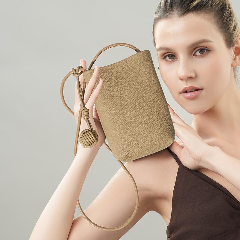 Hot-selling women's bags, high-end commuting versatile messenger bags, change bags, mobile phone bags, small bags, vertical leather mobile phone bags.