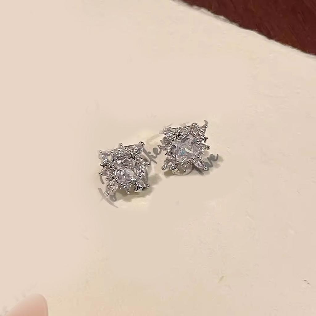 Zircon Star Clip On Earrings Fashionable Rhinestones Geometric Ear Cuff Stylish Ear Accessories for Fashion Enthusiasts