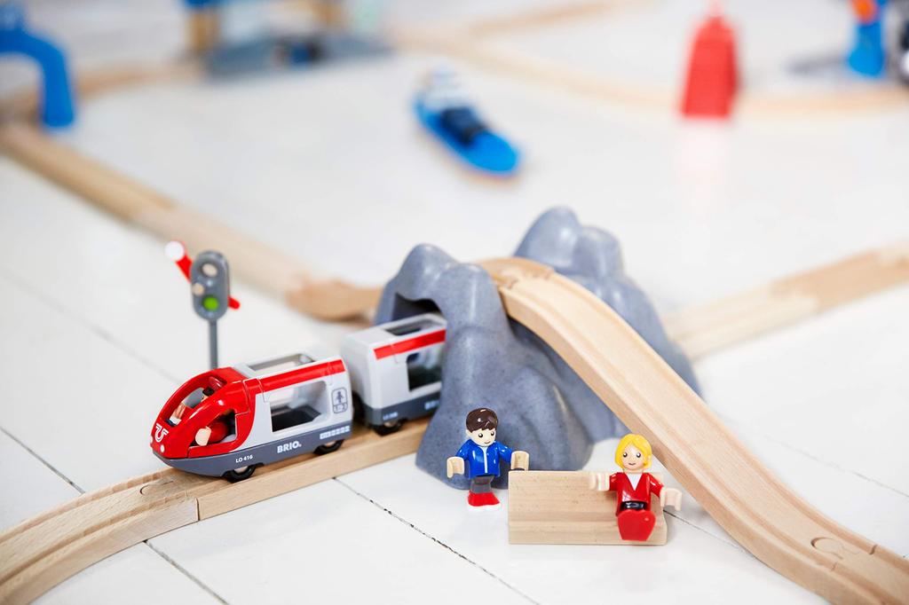 BRIO WORLD Figure-8 Starter Set 33773 (26 pieces) for ages 3 and up (electric train, toy, wooden tracks)