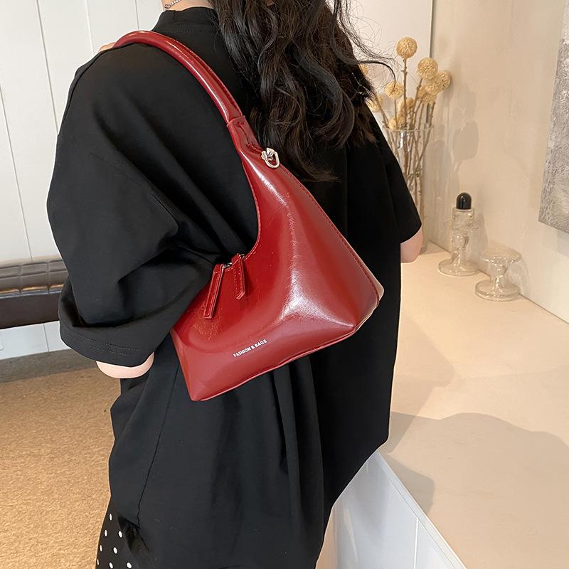 Underarm bag women 2025 new fashion niche design shoulder messenger bag high sense go to work small bag