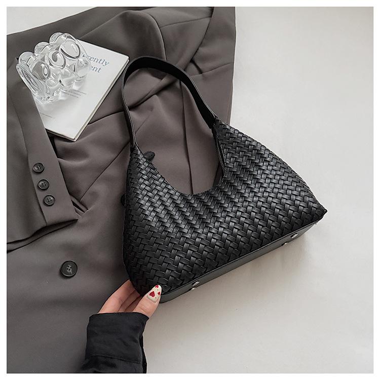 

Французская плетеная сумка под мышкой женская 2025 новая ретро мода нишевая сумка-полумесяц высококлассная通勤ная сумка через плечо чёрный
