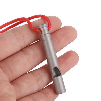 Camping Notfall Titan Pfeife Laut Tragbare Schlüsselbund Halskette Pfeife EDC Schlüsselring Outdoor Notfall Überleben Werkzeug Wandern