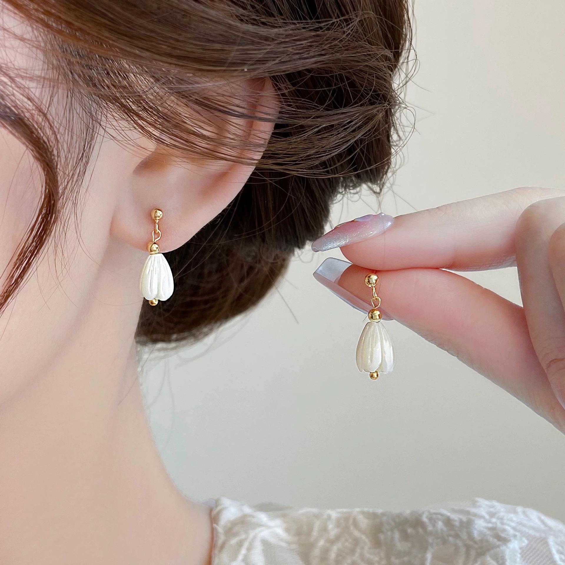 

New Chinese white orchid temperament cold wind earrings women s new popular light luxury high-end niche earrings