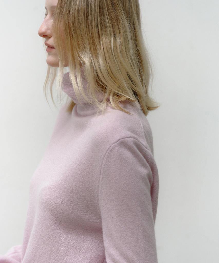 OSTKAKA Essential Cashmere Wool Turtleneck Pullover Lavender