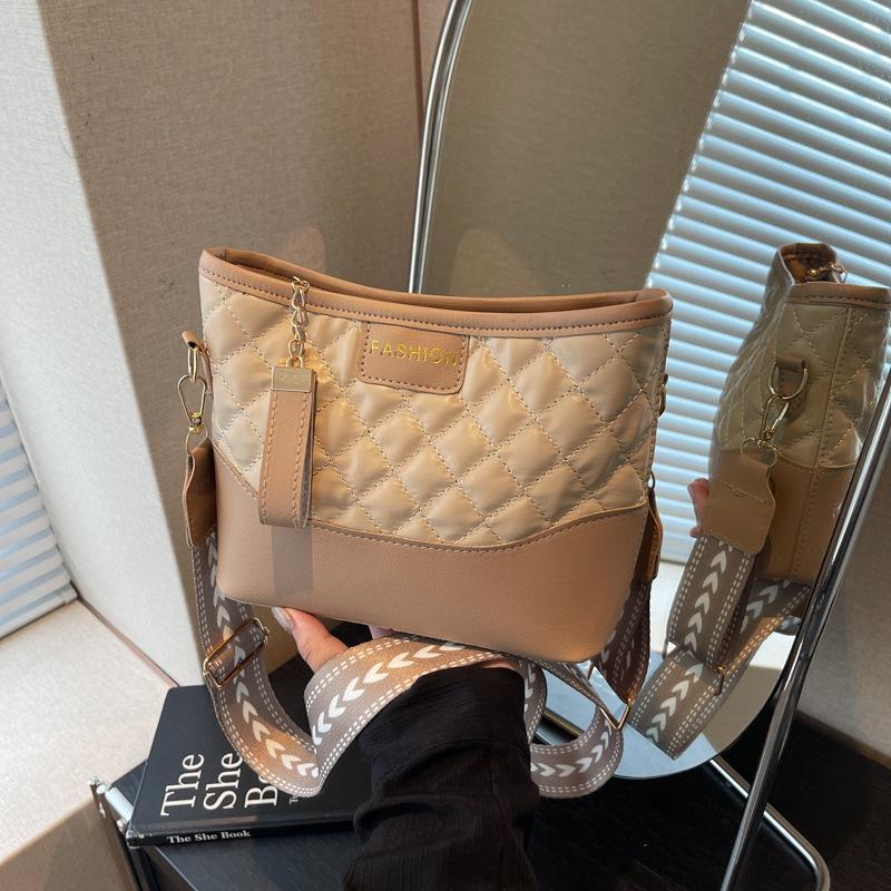 

Underarm bag women s spring new fashion versatile diamond chain small square bag feeling shoulder bag