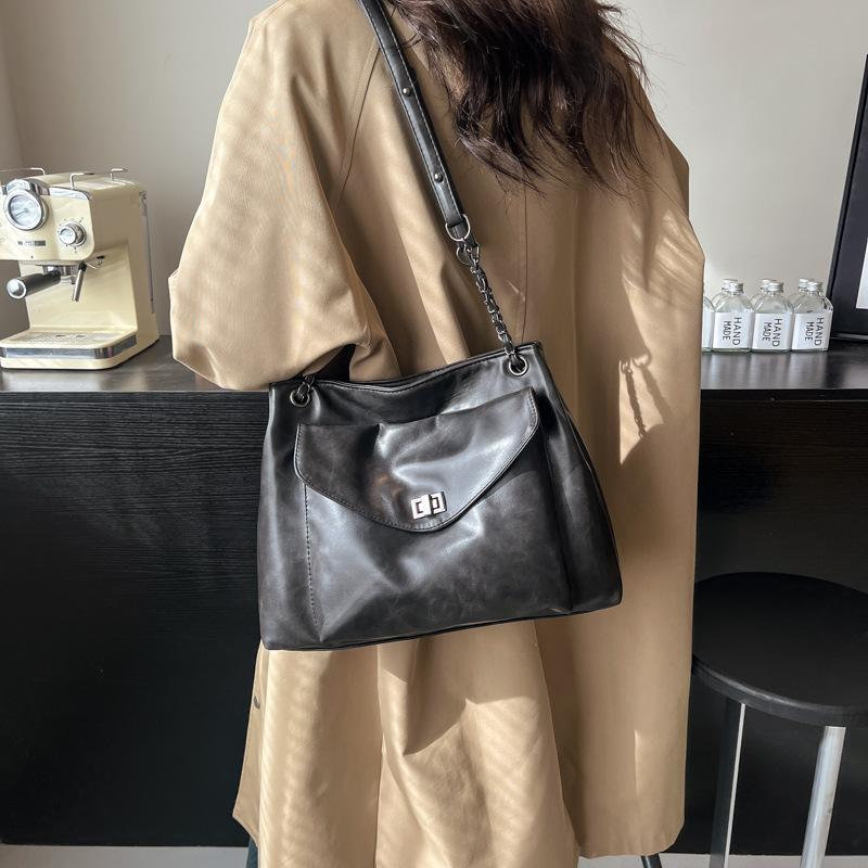 

Сумка из лакированной кожи женская 2025 новая модная сумка-тоут на цепочке из мягкой ПУ с повседневным ремнем и отделением женская сумка 33*8*25 чёрный