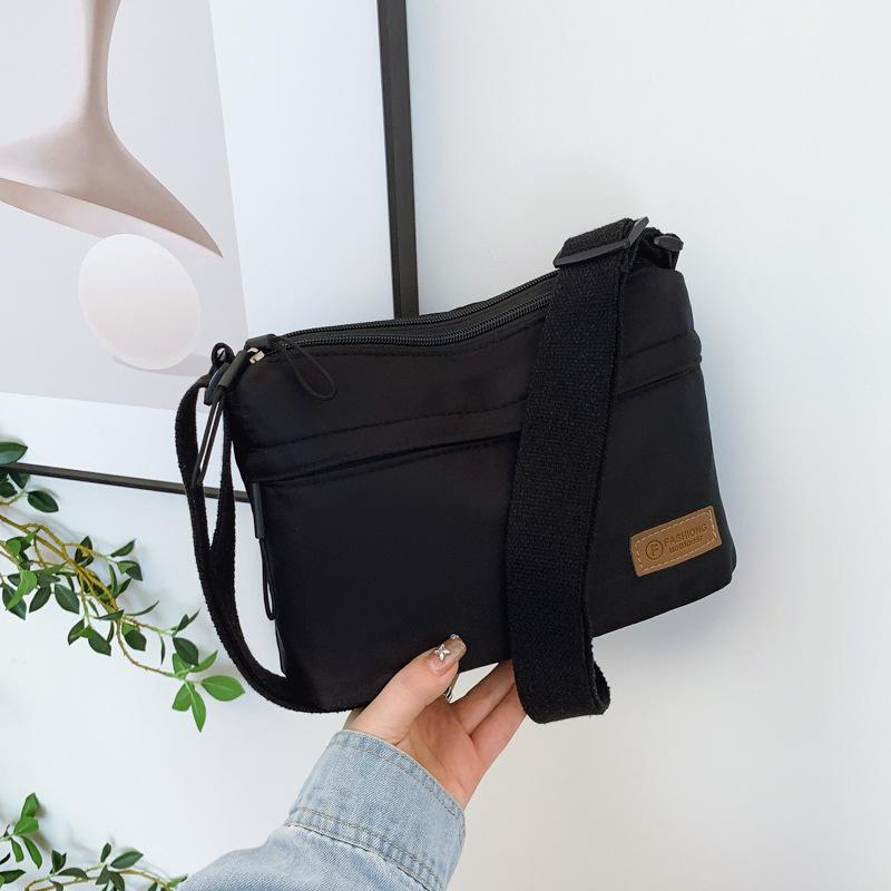 

Трендовая новая шоппинг повседневная маленькая квадратная сумка женская универсальная ретро личность дизайн чувство通勤 темперамент сумка-мессенджер чёрный