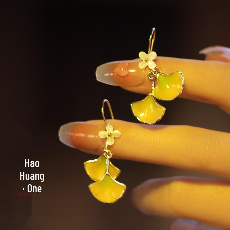 Elegant Ebony Flower Hairpin for Women – Ancient Style, High-End Feel, Simple Chinese Design, Perfect for Daily Use.