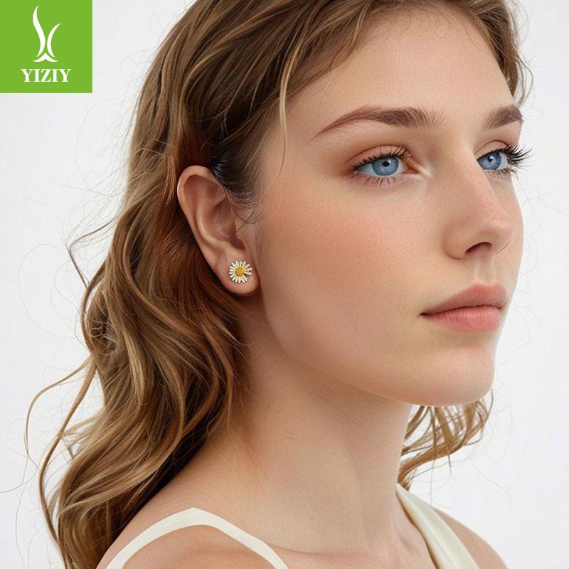 Spring Cream Green Daisy Stud Earrings For Women, Fresh And Sweet S925 Sterling Silver Temperament Earrings Earrings