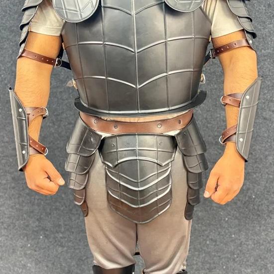 Mittelalterlicher Dark Drake-Ritter in voller Rüstung, Ganzkörper-Ritter-Cosplay-LARP-Kostüm mit Kürass, Schulterstücken und Beinschienen.