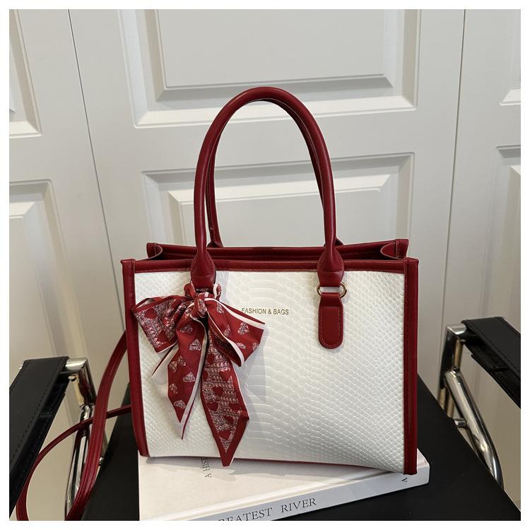 Fashionable Niche Handbags for Women's Autumn and Winter New Fashion Chain Shoulder Bag Feel Large Capacity Bag