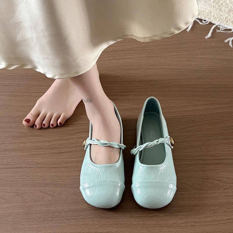 Korean version of super fire round head shallow mouth single shoes women's 2025 spring and summer new French skirt flat Mary Jane small leather shoes