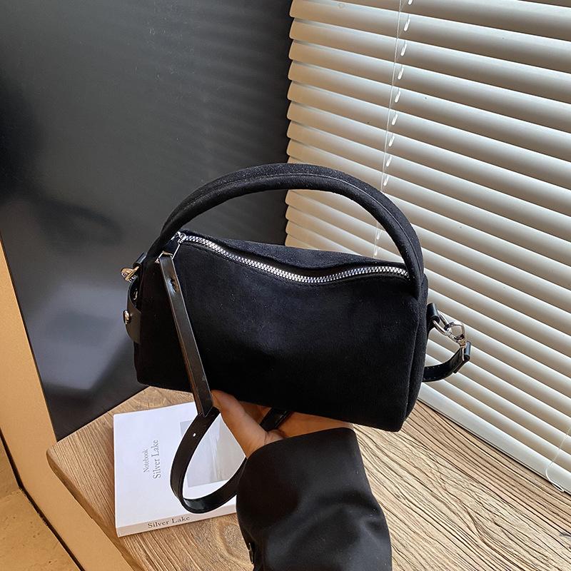 Premium sense niche hand carry pillow bag women's new autumn and winter retro versatile commuter messenger bag