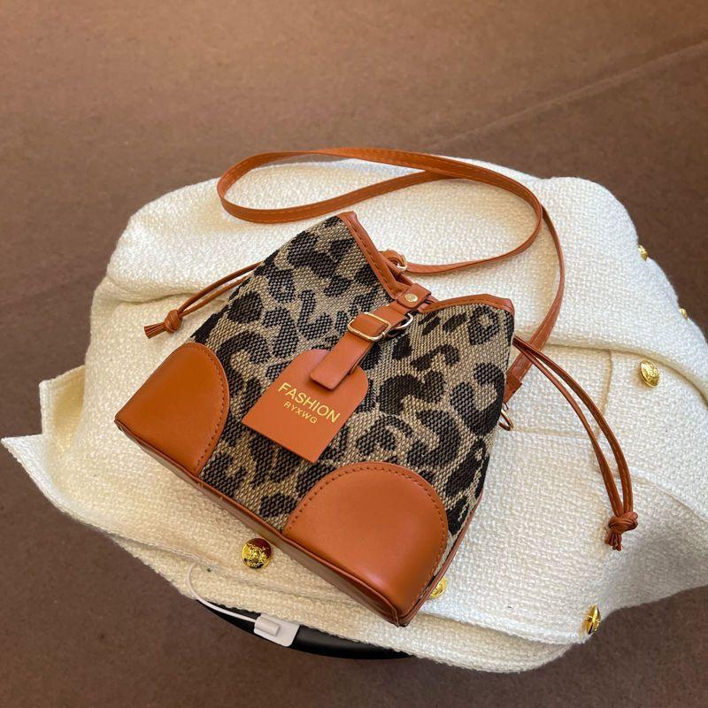 

Leopard print bucket bag 2025 summer new trendy fashion women s bag small bag women s niche design retro shoulder messenger bag коричневый
