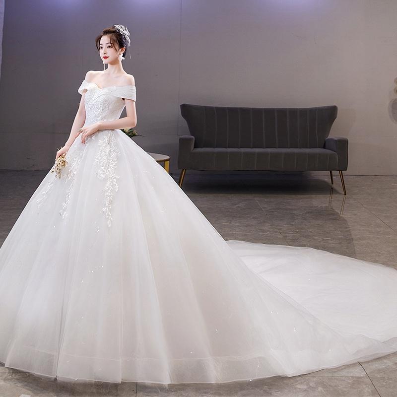 Svatební šaty ve stylu dvora s odhalenými rameny – Elegantní francouzské lehce luxusní svatební šaty s dlouhou vlečkou