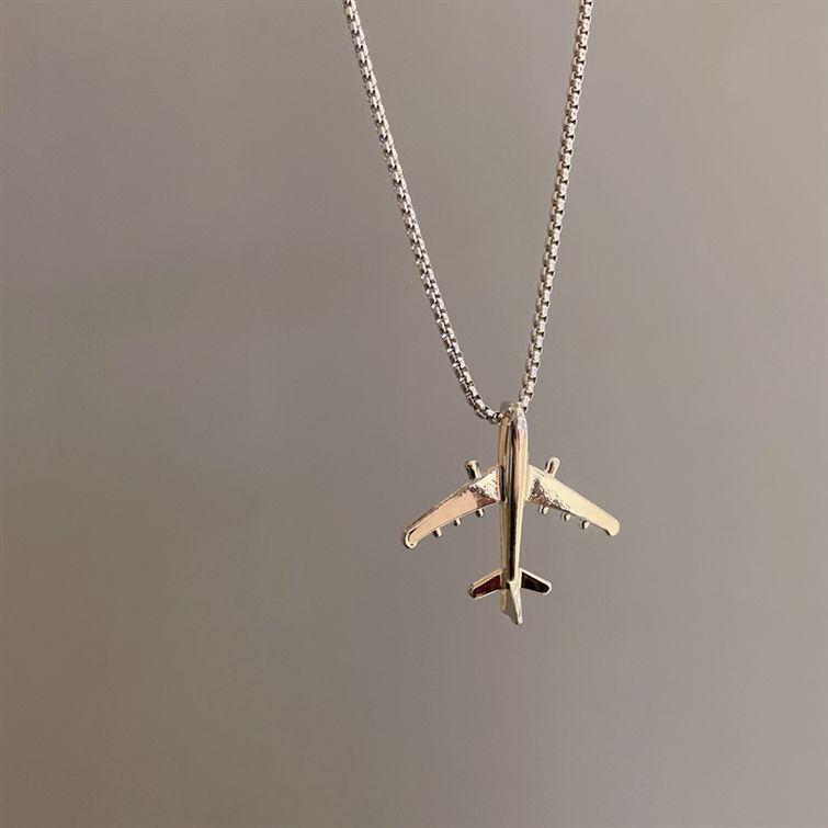 European & American Hip-Hop Airplane Necklace: Retro Versatile Pendant for Men & Women, Perfect for Trendy Outfits and Student Style.